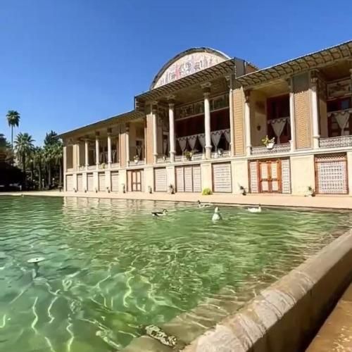 آهنگ به یادش باده مینوشم که با دردش هم آغوشم 